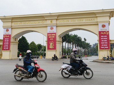 Cổng vào Khu đô thị Dương Nội bề thế, nhưng từ năm 2012 đến nay, Nam Cường dường như không triển khai công trình nào tại dự án có quy mô gần 200 héc-ta này, ngoài việc chuyển nhượng đất cho đơn vị thứ cấp