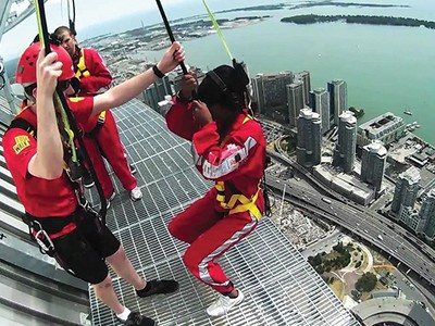 Một trò chơi mạo hiểm từ trên cao tại 
Tháp truyền hình CN ở Toronto, Canada