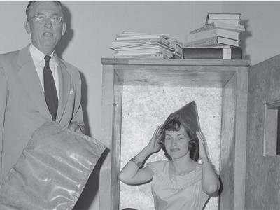 Thí nghiệm của bệnh nhân trong thiết bị tập trung năng lượng orgone của Wilhelm reich