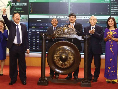 Ngày 28/3/2016, Công ty Chứng khoán MB niêm yết trên Sở GDCK Hà Nội, với mã cổ phiếu MBS