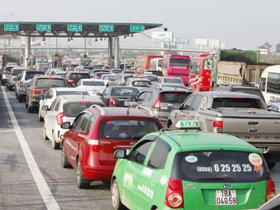 Hàng dài ô tô chờ qua Trạm thu phí Đại Xuyên, cao tốc Cầu Giẽ - Ninh Bình. Ảnh: Phạm Hải
