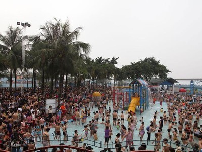 Công viên nước Hồ Tây quá tải trong dịp mở cửa miễn phí năm 2015