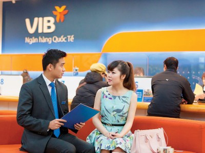 Chuyên viên VIB tư vấn cho khách hàng đến vay vốn
