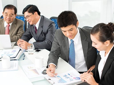 Nhà lãnh đạo trẻ cần khéo léo, tế nhị trong cư xử, tránh dùng mệnh lệnh, bởi cách làm này sẽ gây tổn thương đến các bậc cha chú