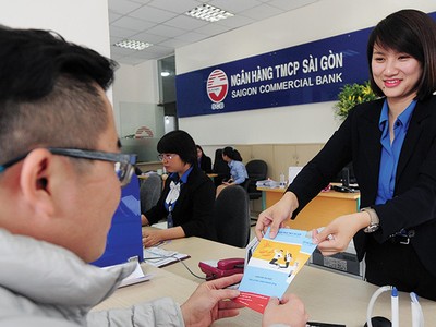 Dù lãi suất đầu vào khó giảm, nhưng để “giữ chân” khách hàng, các nhà băng phải gia tăng khuyến mãi­­
