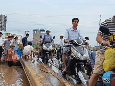 Cư dân Chung cư Dương Nội gần như bị cô lập sau trận mưa rạng sáng 25/5