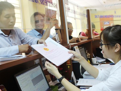 Người dân làm thủ tục tại Văn phòng Đăng ký đất đai Hà Nội.