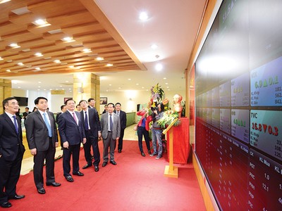 Bộ trưởng Bộ Tài chính cùng các quan chức trong ngành chứng kiến phiên khai trương giao dịch tại HNX đầu năm 2016