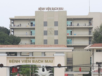 Dưới sự phản ánh của DNBH, Bệnh viện Bạch Mai đã hủy bỏ một số tiêu chí trong hồ sơ mời thầu và thay thế bằng tiêu chí mới