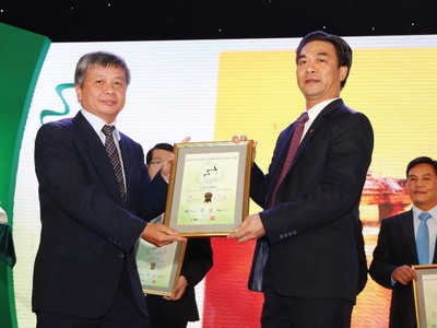 Thứ trưởng Bộ Kế hoạch và Đầu tư Nguyễn Thế Phương trao giải Báo cáo thường niên tốt nhất cho PV Drilling trong mùa giải năm 2015