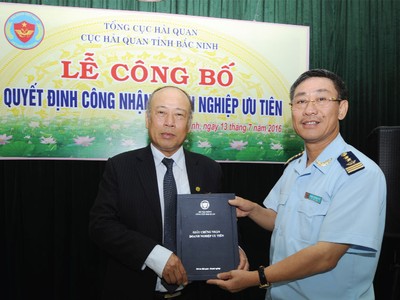Chủ tịch TNG Nguyễn Văn Thời nhận quyết định công nhận Doanh nghiệp ưu tiên từ đại diện Cục Hải quan Bắc Ninh
