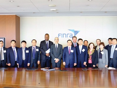 Đoàn công tác do Bộ trưởng Bộ Tài chính Đinh Tiến Dũng dẫn đầu trong một cuộc làm việc tại Finra – Tổ chức giữ gìn sự liêm chính trên thị trường tài chính Mỹ