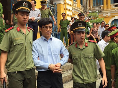 Dẫn giải bị cáo Phan Thành Mai rời tòa