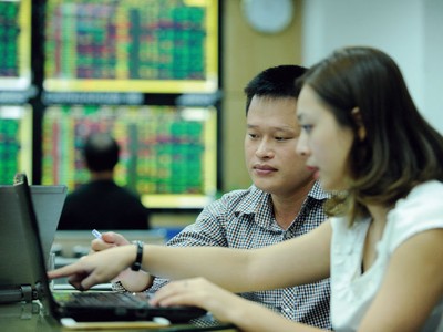 Nhà đầu tư nhiều khi không đủ các công cụ để tự bảo vệ mình, để tránh những cái bẫy thông tin trên TTCK
