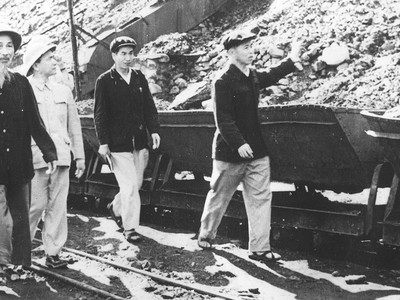 Bác Hồ đi thăm dây chuyền sản xuất và vận chuyển than ở khu mỏ Quảng Ninh
