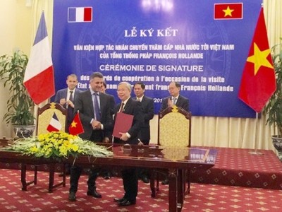 Lãnh đạo Tổng công ty Đầu tư phát triển đường cao tốc Việt Nam (VEC) và Vinci Concessions (thành viên Tập đoàn Vinci) ký kết Biên bản ghi nhớ về thỏa thuận hợp tác