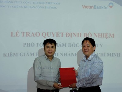 Ông Hạ Quang Vũ - Chủ tịch HĐQT VietinBankSc (bên trái) trao quyết định cho ông Thái Hoàng Long