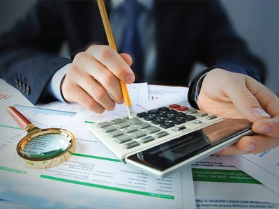 Trường hợp có sự nghi ngờ, các cổ đông có thể cùng với luật sư 
hoặc kế toán và kiểm toán viên trực tiếp xem xét báo cáo tài chính