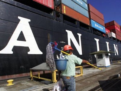 Nhiều container hàng hóa của các doanh nghiệp Việt đang bị “mắc kẹt” trên các con tàu của Hanjin Shipping 