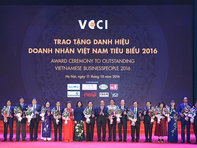 Tại lễ phát động phong trào thi đua “Doanh nghiệp Việt Nam hội nhập-phát triển” và trao cúp Thánh Gióng cho các doanh nhân tiêu biểu tối 11/10, Thủ tướng Chính phủ Nguyễn Xuân Phúc đã yêu cầu các bộ, ngành, địa phương thực hiện “3 đồng hành, 5 hỗ trợ” đối