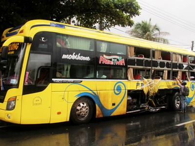 Ôtô giường nằm hư hỏng phần hông, hàng chục khách hoảng loạn. Ảnh: Xuân Ngọc