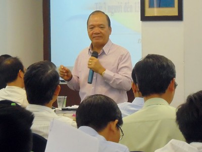 Ông Hoàng Minh Châu trong một buổi nói chuyện với các doanh nhân về quản trị doanh nghiệp