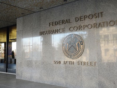FDIC là công ty hoạt động như một cơ quan độc lập giám sát và bảo hiểm tiền gửi cho các tổ chức tín dụng tại Mỹ