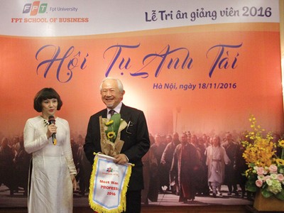 GS. Phan Văn Trường được Viện Quản trị kinh doanh FSB vinh danh “Giảng viên được mong chờ để được học tập nhất”