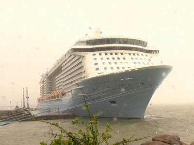 Tàu du lịch Ovation of the Seas cập cảng Chân Mây, tỉnh Thừa Thiên Huế (Ảnh- thuathienhue.gov.vn)