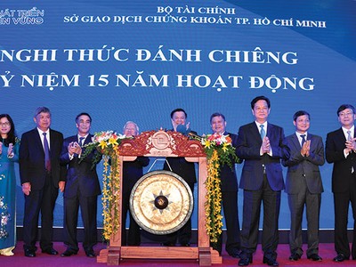 Tính bình quân, các công ty niêm yết trên HOSE đã tăng gấp đôi vốn điều lệ sau khi niêm yết, một số công ty có mức tăng vốn điều lệ trên 15 lần
Trong ảnh: lãnh đạo Chính phủ đến thăm và chúc mừng HOSE nhân dấu mốc 15 năm hoạt động