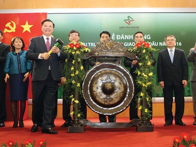 Lãnh đạo Bộ Tài chính, UBND thành phố Hà Nội dự lễ đánh cồng khai Xuân 2016 tại sàn HNX 
