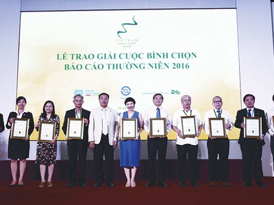 Dự kiến đến năm 2020, các đơn vị có lợi ích công chúng sẽ là đối tượng bắt buộc phải lập và trình bày báo cáo tài chính theo IFRS
Trong ảnh: Tổng Biên tập Báo Đầu tư Lê Trọng Minh vinh danh 10 doanh nghiệp niêm yết có điểm cao nhất trong Cuộc bình chọn Báo cáo thường niên tốt nhất mùa giải 2016