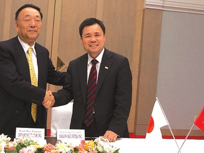 TTCK Việt Nam đã thu hút gần 2 vạn nhà đầu tư nước ngoài mở tài khoản
Trong ảnh: Chủ tịch SSI Nguyễn Duy Hưng và Chủ tịch Dream Incubator Koichi Hori ký thỏa thuận hợp tác năm 2007 