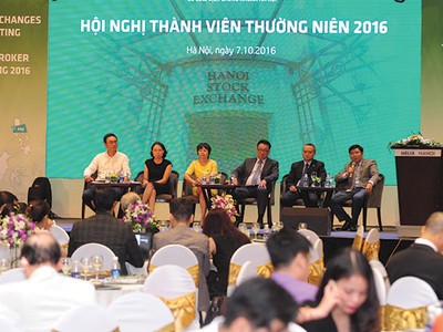 Lãnh đạo UBCK, HNX, VSD cùng thảo luận với thành viên về chứng khoán phái sinh tại Hội nghị thành viên thường niên 2016 của HNX
