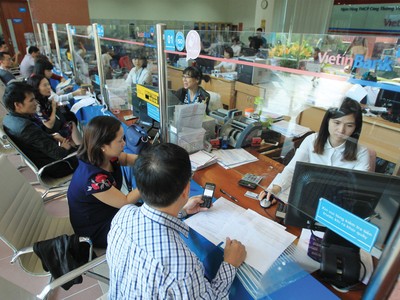 Cơ cấu nguồn vốn đang thay đổi theo hướng tăng tỷ trọng vốn huy động từ dân cư và giảm phụ thuộc vào vốn liên
ngân hàng