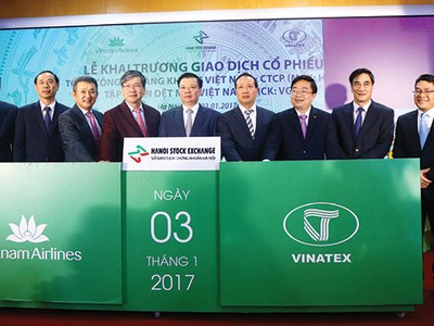 Lãnh đạo Bộ Tài chính, Ủy ban Chứng khoán bấm nút khai trương cổ phiếu Vietnam Airlines và Vinatex lên sàn UPCoM ngày giao dịch đầu năm 2017 