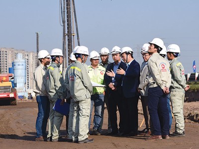 Ông Phạm Văn Khôi (người giơ hai tay) chỉ đạo thi công Dự án BOT nâng cấp, mở rộng đường cao tốc Pháp Vân - Cầu Giẽ do Phương Thành Trancosin tham gia đầu tư