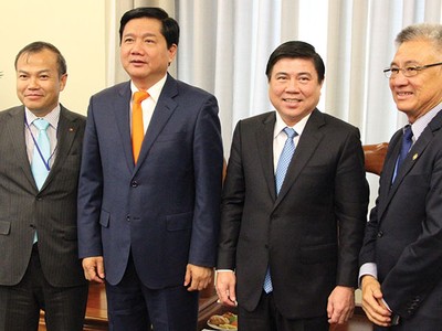 Ông Thanh Mỹ (ngoài cùng bên phải) trao đổi với lãnh đạo TP.HCM về đồng hồ nước thông minh tại Hội nghị Người Việt Nam ở nước ngoài năm 2016