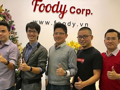 Ông Nguyễn Mạnh Dũng (đứng giữa) gặp gỡ đại diện một số dự án startup tại trụ sở chi nhánh Foody Hà Nội (Foody.vn - ứng dụng tìm kiếm, đánh giá địa điểm ăn uống, du lịch, giải trí Việt Nam)