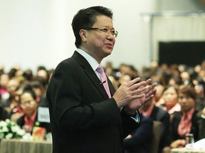 Ông Lâm Hải Tuấn trao đổi với đội ngũ kinh doanh trong chương trình “Khởi động hoạt động kinh doanh” hàng năm