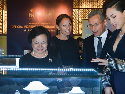 Chủ tịch PNJ Cao Thị Ngọc Dung giới thiệu sản phẩm của Công ty với đối tác nước ngoài