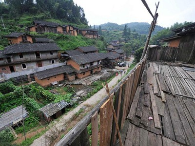 Ngôi làng nhỏ nằm giữa những rừng cây rậm rạp