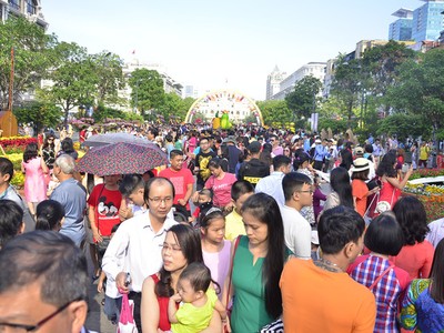 Đường hoa Nguyễn Huệ sáng mùng 1 Tết Đinh Dậu