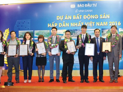 Ông Trần Ngọc Quang và lãnh đạo Báo Đầu tư trao giải thưởng cho các chủ đầu tư tại Lễ vinh danh