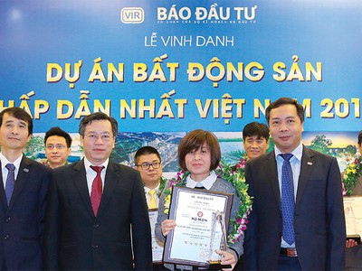 Đại diện HD Mon Holdings nhận Cup và bằng chứng nhận “Dự án bất động sản hấp dẫn nhất năm 2016” với Mon City Mỹ Đình