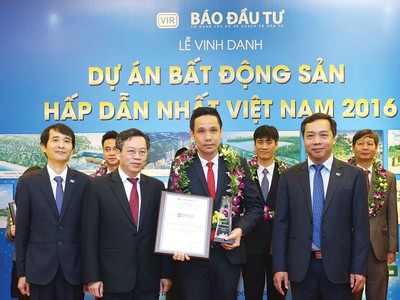 Ông Trịnh Hoài Đức, Giám đốc Phát triển kinh doanh Thảo Điền Investment nhận Cup vinh danh và bằng chứng nhận cho Dự án Masteri Thảo Điền