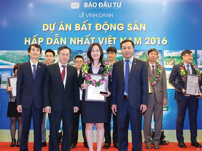 Bà Hoàng Thị Anh Thư - Phó Tổng giám đốc GP.Invest nhận Cup và bằng chứng nhận “Dự án bất động sản hấp dẫn nhất năm 2016" cho Dự án
Tràng An Complex