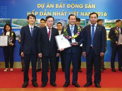 Ông Phùng Chu Cường nhận giải thưởng “Dự án bất động sản hấp dẫn nhất 2016” cho Dự án Dragon City