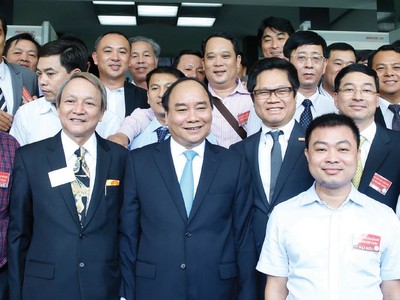 Ông Cao Tùng Lâm (ngoài cùng bên trái) cùng Thủ tướng Chính phủ tại Hội nghị Doanh nghiệp Việt Nam năm 2016