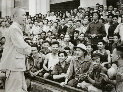 Bác Hồ thăm Nhà máy Xe lửa Gia Lâm ngày 19-5-1955. Tại đây, Người nhắc nhở cán bộ, công nhân phát huy truyền thống cách mạng của nhà máy, ra sức thi đua xây dựng miền Bắc, ủng hộ cuộc đấu tranh của đồng bào miền Nam. Ảnh tư liệu Ban Quản lý Lăng Chủ tịch Hồ Chí Minh